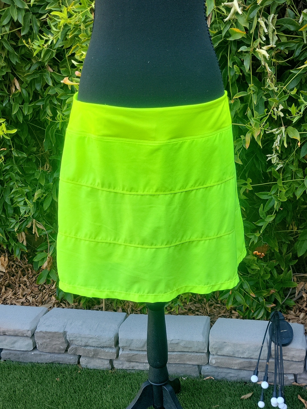 Taylor Jordan Neon Yellow Tiered Golf Skirt/Skort 10
